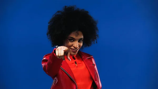 Sorrindo Afro Americana Apontando Para Câmera Isolada Azul — Fotografia de Stock