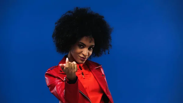 Mujer Afroamericana Chaqueta Roja Mirando Cámara Aislada Azul — Foto de Stock