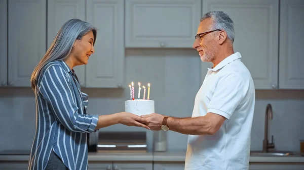 Oldalnézetben Mosolygós Idősebb Férfi Bemutató Születésnapi Torta Örömteli Ázsiai Feleség — Stock Fotó