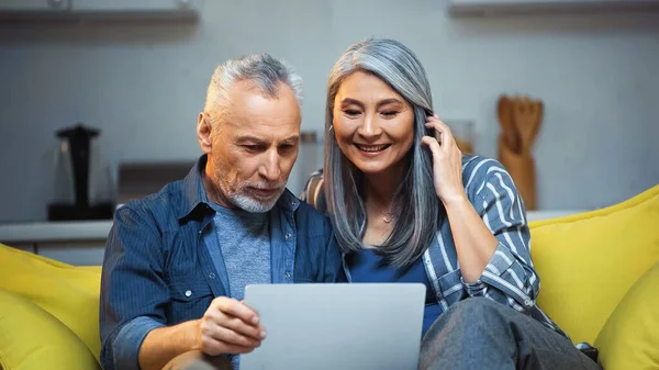 Glücklich Ältere Interracial Paar Mit Laptop Hause — Stockfoto