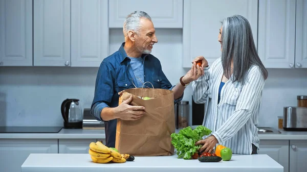 Senior Man Geven Cherry Tomaten Naar Aziatische Vrouw Tijdens Het — Stockfoto