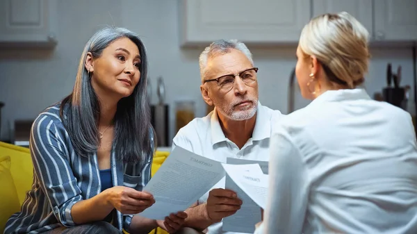 Pareja Interracial Ancianos Sosteniendo Documentos Cerca Agente Seguros Primer Plano — Foto de Stock