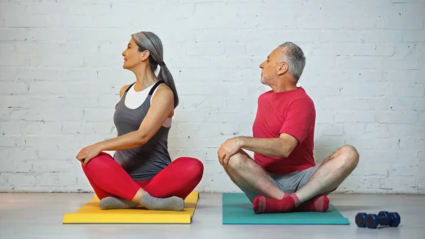Grauhaarige Interrassische Paare Sitzen Lotus Pose Auf Fitnessmatten — Stockfoto