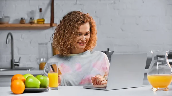 Feliz Jovem Segurando Cartão Crédito Enquanto Faz Compras Line Cozinha — Fotografia de Stock