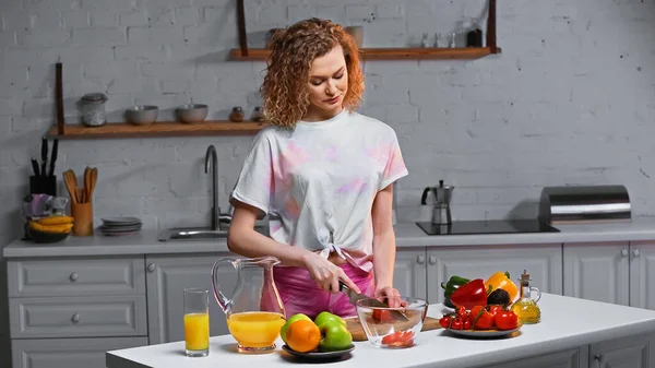 Curly Young Woman Cutting Fresh Tomato Kitchen — Stock Photo, Image