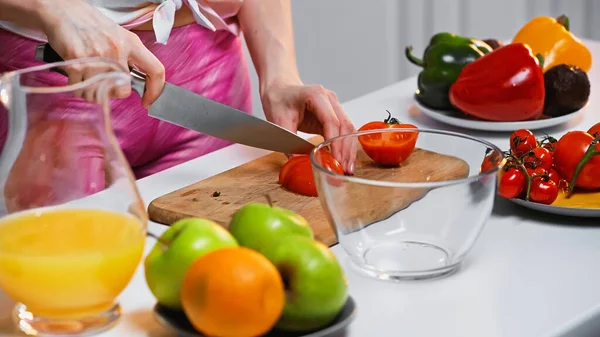 Ausgeschnittene Ansicht Einer Frau Die Tomaten Auf Schneidebrett Schneidet — Stockfoto