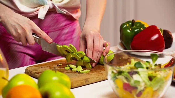 Vista Recortada Mujer Cortando Aguacate Tabla Cortar — Foto de Stock