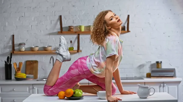 Curly Woman Dancing Kitchen Table Fruits — Stock Photo, Image