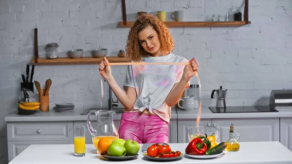 Femme Gaie Tenant Ruban Mesurer Près Des Légumes Sur Table — Photo