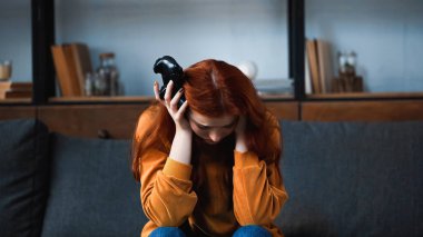 KYIV, UKRAINE - 8 Kasım 2019: Koltukta elinde joystick tutan üzgün kız 