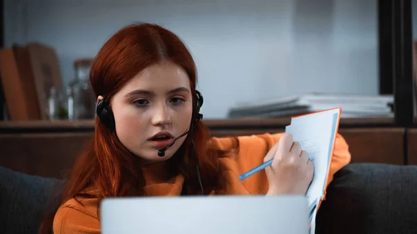 Student Headset Schrijven Notebook Buurt Van Laptop Wazig Voorgrond — Stockfoto