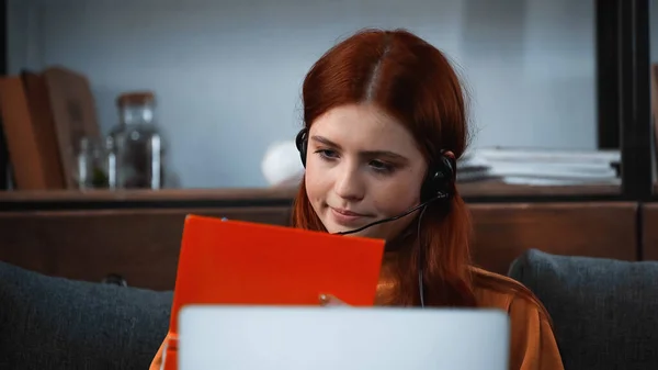 Siswa Headset Melihat Buku Dekat Laptop Latar Depan Kabur Rumah — Stok Foto