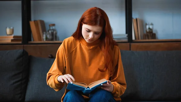 Teen Girl Reading Book Couch Home — Stock Photo, Image