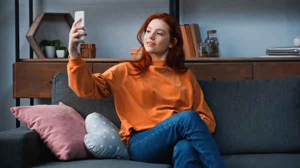 Vermelho Adolescente Cabelos Vermelhos Tomando Selfie Smartphone Sofá — Fotografia de Stock