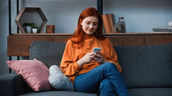 Positive Teenager Using Smartphone Living Room — Stock Photo, Image