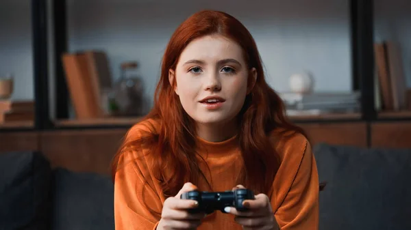 Kyiv Ucrania Noviembre 2019 Muchacha Sonriente Jugando Videojuegos Casa — Foto de Stock