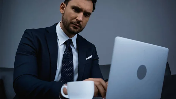 Uomo Affari Giacca Cravatta Utilizzando Laptop Vicino Alla Tazza Caffè — Foto Stock