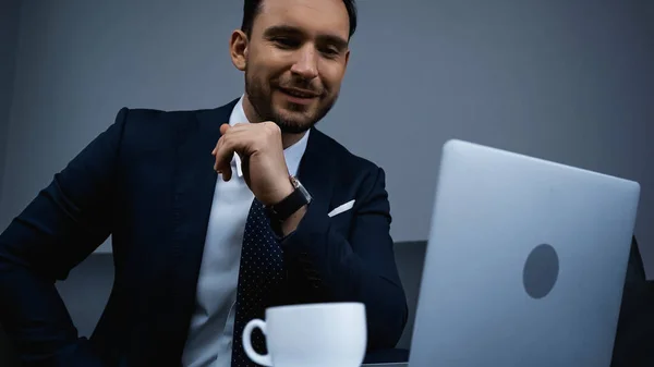 Uomo Affari Sorridente Guardando Computer Portatile Vicino Tazza Primo Piano — Foto Stock