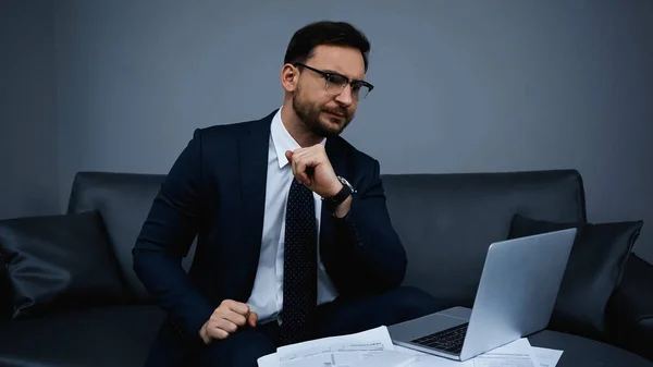 Uomo Affari Alla Ricerca Laptop Vicino Carte Hotel — Foto Stock