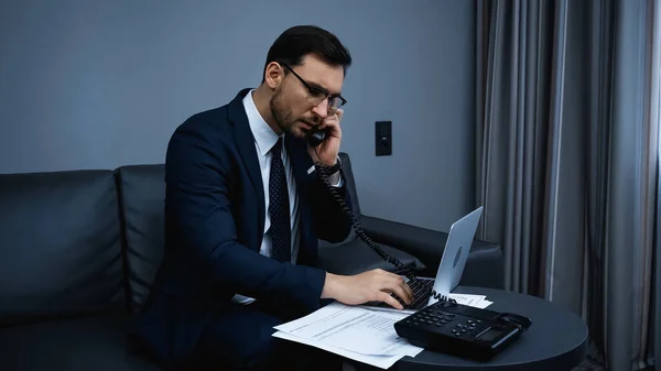 Manager Pak Gesprek Telefoon Buurt Van Laptop Documenten Het Hotel — Stockfoto