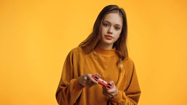 KYIV, UKRAINE - 24 Şubat 2021: Sarı üzerinde video oyunu oynayan genç kız