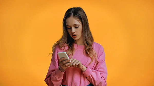 Teenager Mädchen Rosa Sweatshirt Nachrichten Auf Dem Smartphone Isoliert Auf — Stockfoto