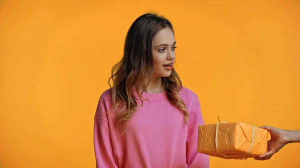 Amazed Teenage Girl Receiving Present Isolated Yellow — Stock Photo, Image