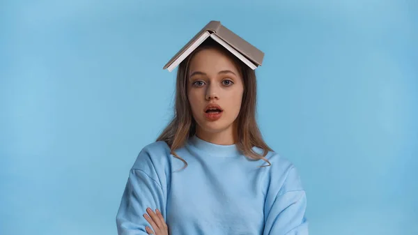 Adolescente Sorprendida Sudadera Suave Con Libro Cabeza Aislado Azul — Foto de Stock