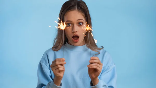 Shocked Teenage Girl Soft Sweatshirt Holding Sparklers Isolated Blue — Stock Photo, Image