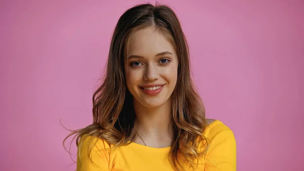 Fröhliches Teenager Mädchen Blickt Isoliert Auf Rosa Kamera — Stockfoto