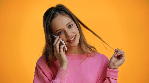 Lächelndes Teenagermädchen Das Die Kamera Schaut Während Auf Dem Smartphone — Stockfoto