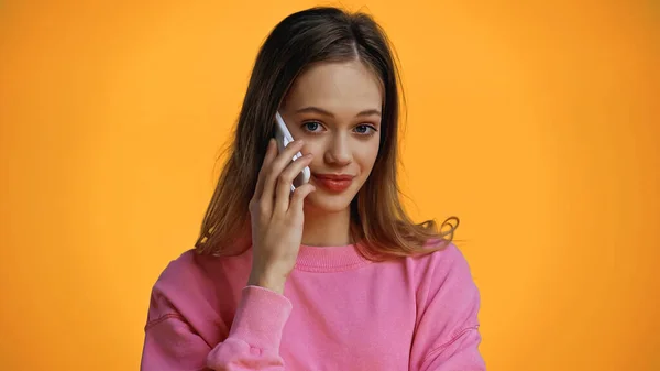 Fröhliches Teenagermädchen Blickt Die Kamera Während Auf Dem Smartphone Isoliert — Stockfoto