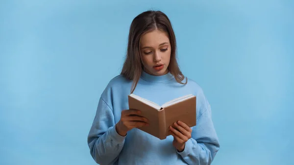 Adolescente Sweatshirt Leitura Romance Isolado Azul — Fotografia de Stock