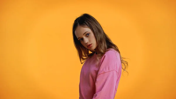 Teenager Mädchen Rosa Sweatshirt Blickt Die Kamera Isoliert Auf Gelb — Stockfoto