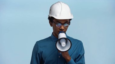 Mavi şapkalı Afro-Amerikan ergen çocuk, tek başına konuşurken elinde megafon tutuyordu.