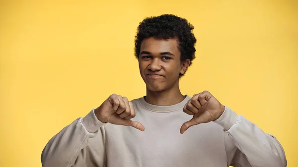 Афроамериканець Підліток Який Любить Жовтого Кольору — стокове фото