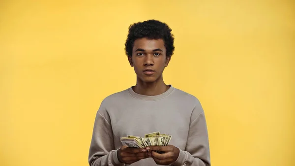 Afrikaans Amerikaanse Tiener Jongen Sweatshirt Met Dollars Geïsoleerd Geel — Stockfoto