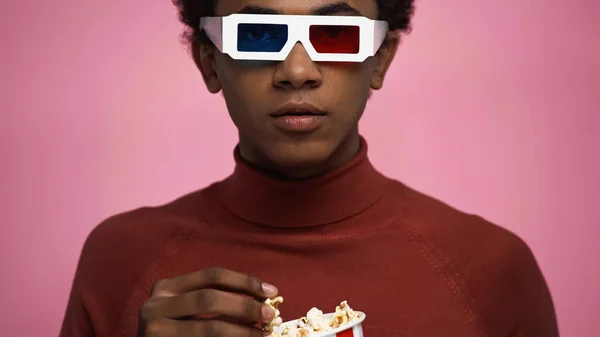 Africano Americano Adolescente Gafas Celebración Palomitas Aislado Rosa — Foto de Stock