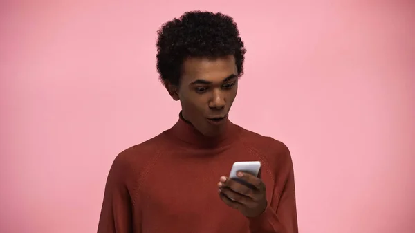 African American Teenager Turtleneck Sweater Looking Smartphone Isolated Pink — Stock Photo, Image