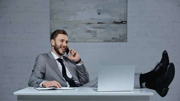 Vidám Üzletember Beszél Okostelefonon Miközben Hűvös Irodában — Stock Fotó