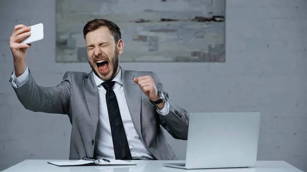 Hombre Negocios Emocionado Con Boca Abierta Tomar Selfie Teléfono Inteligente — Foto de Stock