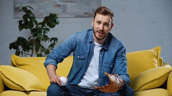 Bearded Man Leather Baseball Glove Holding Ball Living Room — Stok fotoğraf