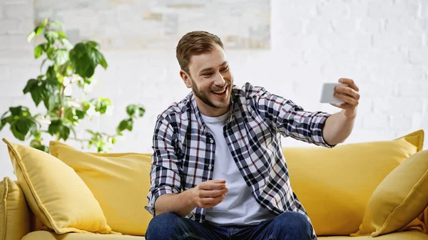 Hombre Feliz Tomando Selfie Teléfono Móvil Mientras Está Sentado Sofá — Foto de Stock