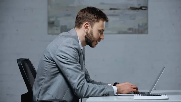 Zijaanzicht Van Bebaarde Zakenman Typen Laptop Toetsenbord Kantoor — Stockfoto