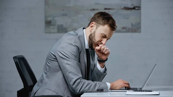 Vermoeide Zakenman Geeuwen Bedekken Mond Met Gebalde Vuist Het Kantoor — Stockfoto