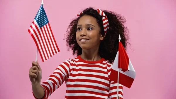 Sorridente Menina Afro Americana Segurando Bandeiras América Canadá Isolado Rosa — Fotografia de Stock