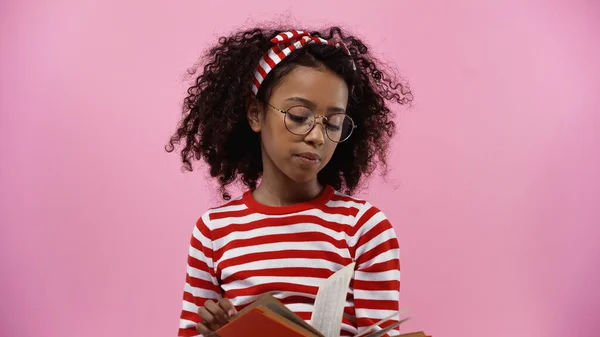 Encaracolado Menina Americana Africana Óculos Leitura Romance Isolado Rosa — Fotografia de Stock