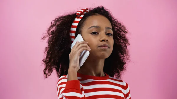 Menina Americana Africana Falando Smartphone Isolado Rosa — Fotografia de Stock