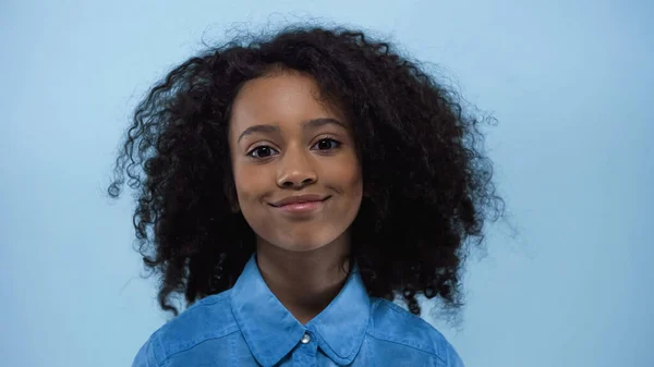 Fröhliche Afrikanisch Amerikanische Mädchen Lächelt Isoliert Auf Blau — Stockfoto