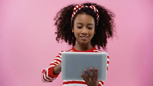 Menina Americana Africana Feliz Usando Tablet Digital Isolado Rosa — Fotografia de Stock